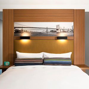 Zimmer mit Kingsize-Bett